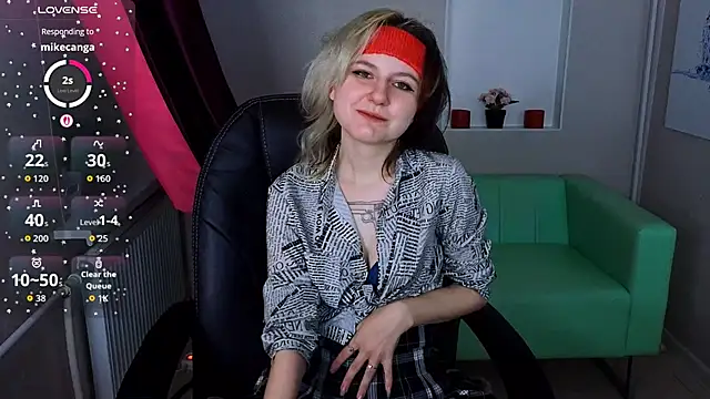 Snapshot of girl_next_doorr chatting on October 2025 01:07:01 PM girl next doorr online show from October 2025 01:07:01 PM