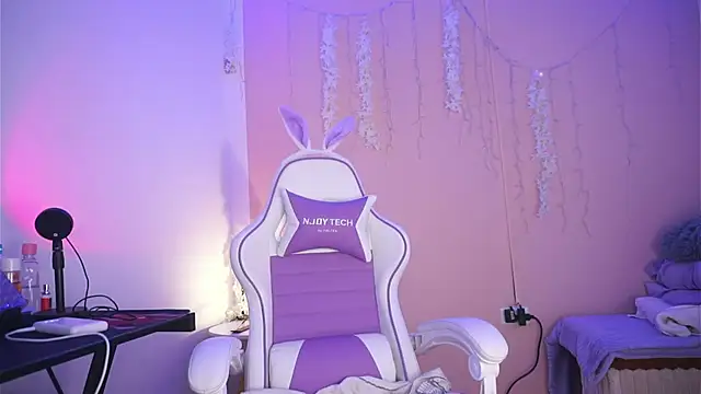 Snapshot of Violet_moon24 chatting on November 2025 09:57:02 PM Violet moon24 online show from November 2025 09:57:02 PM