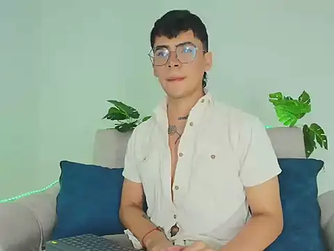 CamiiGuzmanX online show from September 2025 05:36:01 PM