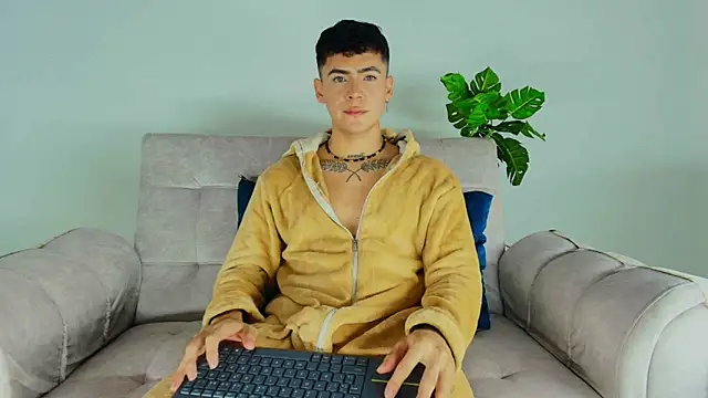 CamiiGuzmanX online show from October 2025 07:55:02 PM