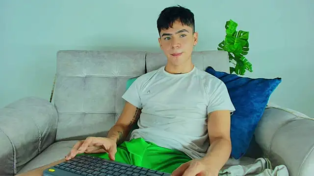 CamiiGuzmanX online show from October 2025 08:20:02 PM