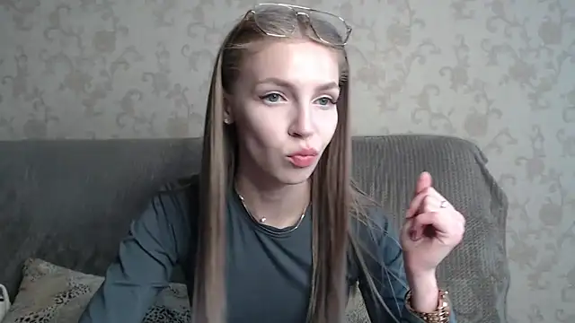 Snapshot of HitGyrl chatting on May 2026 08:11:01 AM HitGyrl online show from May 2026 08:11:01 AM