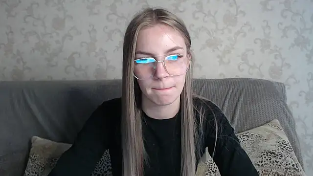 Snapshot of HitGyrl chatting on May 2026 01:00:01 AM HitGyrl online show from May 2026 01:00:01 AM