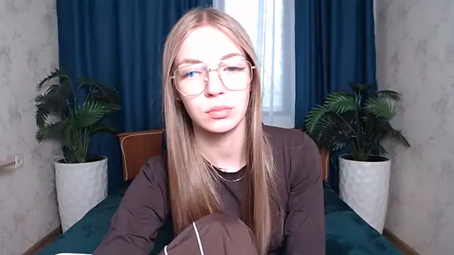 Snapshot of HitGyrl chatting on May 2026 08:32:01 AM HitGyrl online show from May 2026 08:32:01 AM