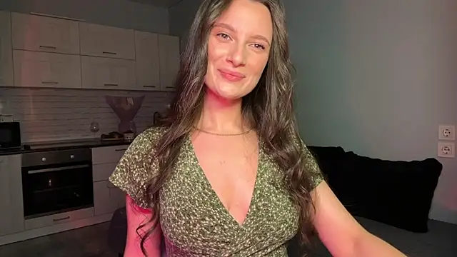 Luna Raee online show from November 2025 01:00:01 PM