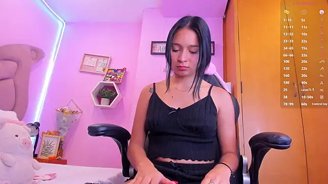 Snapshot of EmmaAnturin chatting on October 2025 09:33:01 PM EmmaAnturin online show from October 2025 09:33:01 PM