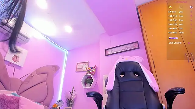 Snapshot of EmmaAnturin chatting on October 2025 10:30:01 PM EmmaAnturin online show from October 2025 10:30:01 PM