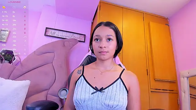 Snapshot of EmmaAnturin chatting on November 2025 09:38:02 PM EmmaAnturin online show from November 2025 09:38:02 PM