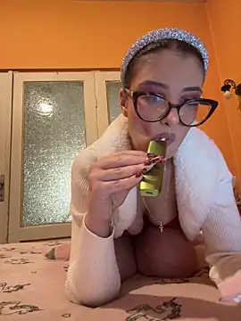 Snapshot of Larra69 chatting on February 2026 06:35:02 PM Larra69 online show from February 2026 06:35:02 PM