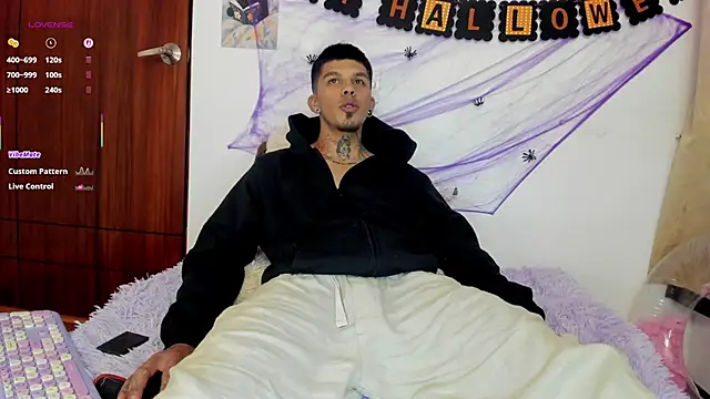 Snapshot of Savajelust chatting on October 2025 12:04:02 PM Savajelust online show from October 2025 12:04:02 PM