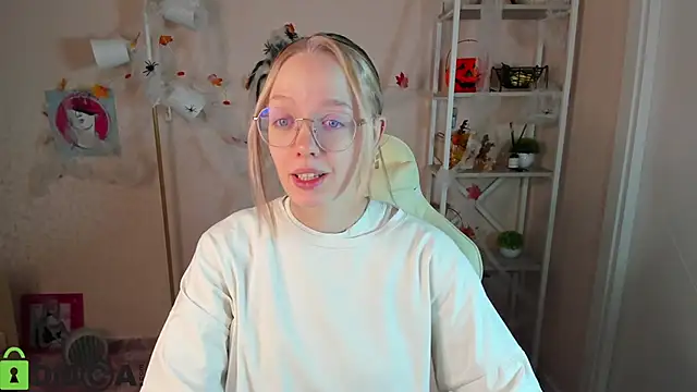 Snapshot of R0cket_bunny chatting on October 2025 01:09:02 AM R0cket bunny online show from October 2025 01:09:02 AM