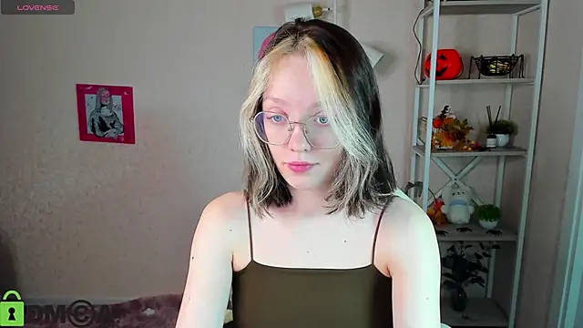 Snapshot of R0cket_bunny chatting on November 2025 01:04:01 AM R0cket bunny online show from November 2025 01:04:01 AM