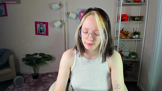 Snapshot of R0cket_bunny chatting on November 2025 01:03:02 AM R0cket bunny online show from November 2025 01:03:02 AM