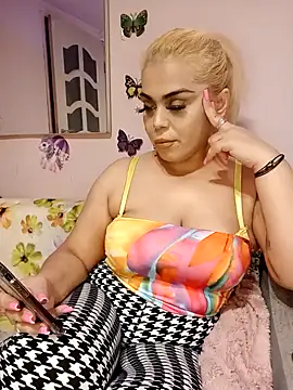 Snapshot of izauri2025 chatting on October 2025 10:30:01 PM izauri2025 online show from October 2025 10:30:01 PM