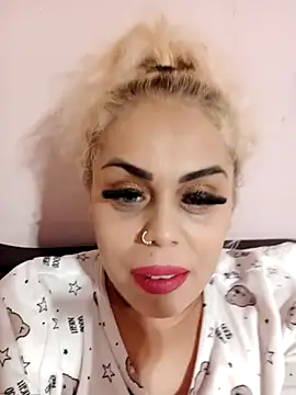 Snapshot of izauri2025 chatting on November 2025 07:13:02 PM izauri2025 online show from November 2025 07:13:02 PM