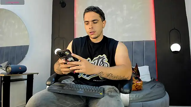 Liam walk  online show from October 2025 07:11:02 PM