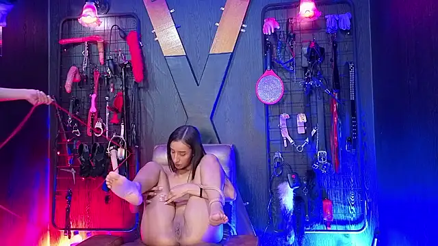 Snapshot of Eliz_bdsm chatting on February 2026 01:22:01 AM Eliz bdsm online show from February 2026 01:22:01 AM