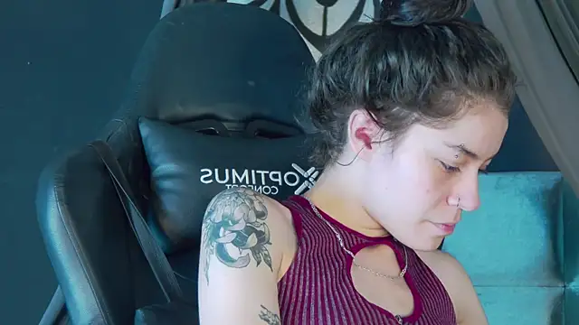 Snapshot of RavennMoonn chatting on September 2025 08:00:02 PM RavennMoonn online show from September 2025 08:00:02 PM