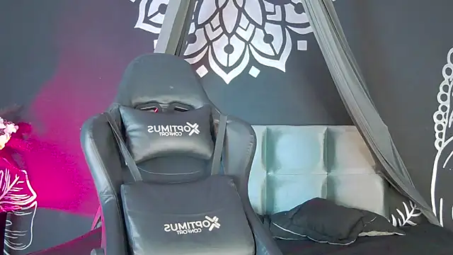 Snapshot of RavennMoonn chatting on September 2025 08:56:01 PM RavennMoonn online show from September 2025 08:56:01 PM