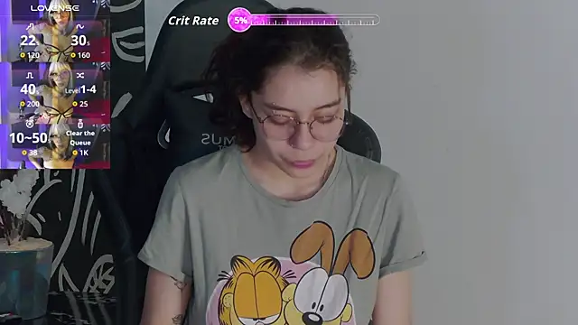 Snapshot of RavennMoonn chatting on October 2025 07:56:01 PM RavennMoonn online show from October 2025 07:56:01 PM