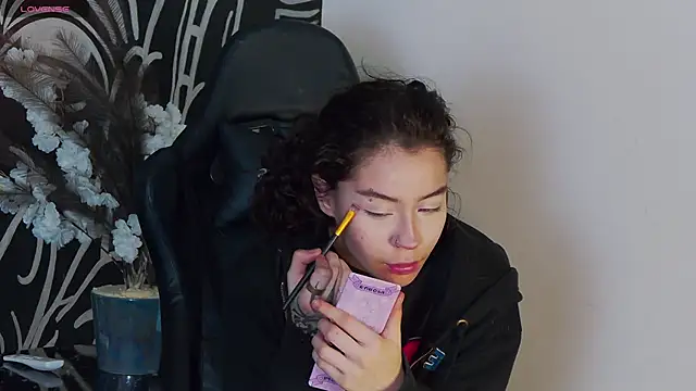 Snapshot of RavennMoonn chatting on October 2025 09:13:01 PM RavennMoonn online show from October 2025 09:13:01 PM