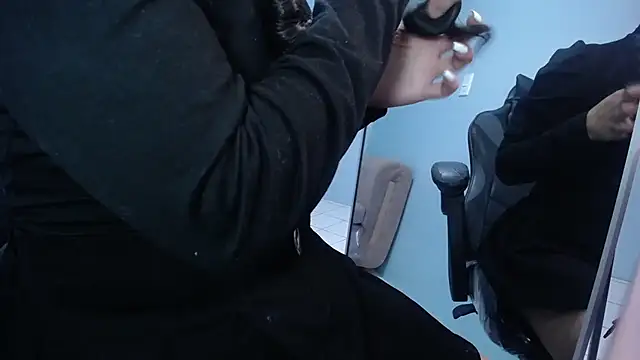 victoria hernandez t  online show from November 2025 01:11:01 PM