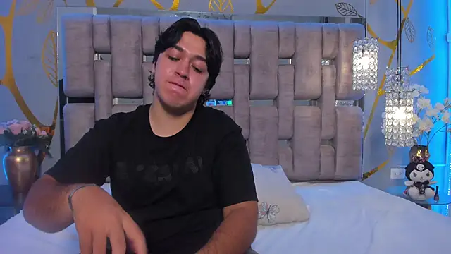 Snapshot of EmilyANDrew_ chatting on September 2025 04:45:01 AM EmilyANDrew online show from September 2025 04:45:01 AM