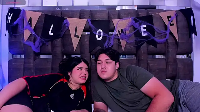 Snapshot of EmilyANDrew_ chatting on October 2025 04:58:01 AM EmilyANDrew online show from October 2025 04:58:01 AM