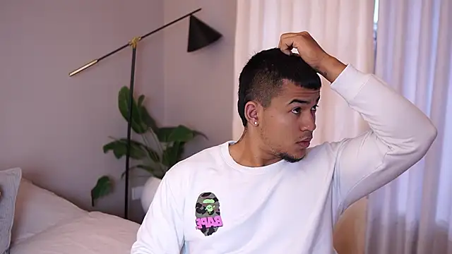 Snapshot of Thiago_Valente chatting on October 2025 01:08:01 PM Thiago Valente online show from October 2025 01:08:01 PM