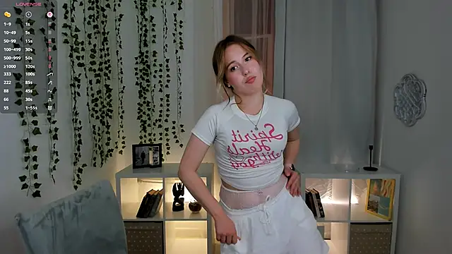 Snapshot of LanaRoselle chatting on September 2025 09:37:02 PM LanaRoselle online show from September 2025 09:37:02 PM