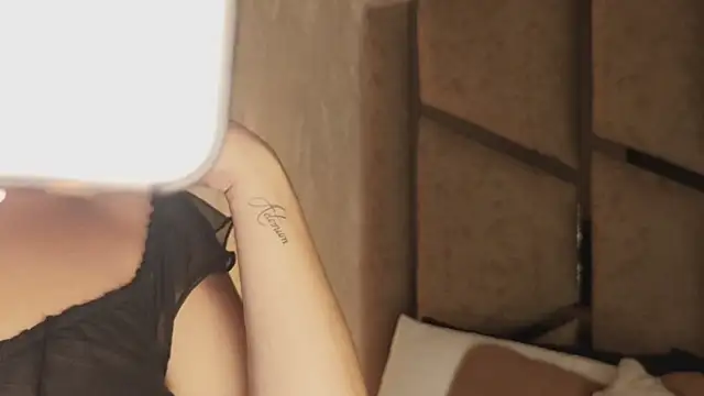 scarlethlux online show from April 2026 05:32:02 AM