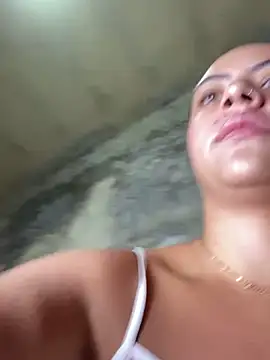 Chloe Leaozinho online show from April 2026 01:04:02 PM