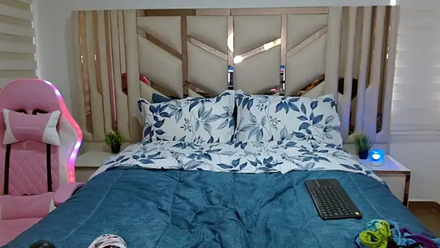 Snapshot of violett_star1 chatting on November 2025 04:53:01 PM violett star1 online show from November 2025 04:53:01 PM