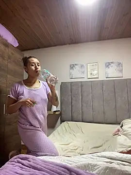 juliana-mancini online show from November 2025 05:02:01 PM