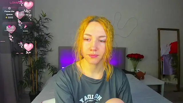 Luna G0ld online show from November 2025 12:02:01 AM