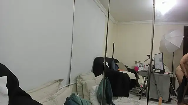 Snapshot of kiraGeiner chatting on November 2025 01:28:02 PM kiraGeiner online show from November 2025 01:28:02 PM