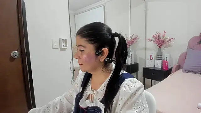 Snapshot of kiraGeiner chatting on January 2026 08:01:02 PM kiraGeiner online show from January 2026 08:01:02 PM