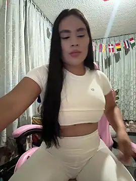 Snapshot of laure_torres chatting on July 2026 01:58:33 AM laure torres online show from July 2026 01:58:33 AM