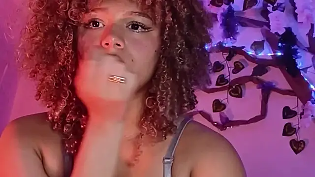 Snapshot of Blondiecurly chatting on February 2026 03:19:01 PM Blondiecurly online show from February 2026 03:19:01 PM