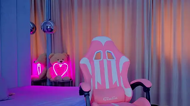 Reina Cummings online show from November 2025 06:46:02 AM