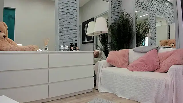 Snapshot of Reina_Cummings chatting on June 2026 06:41:01 AM Reina Cummings online show from June 2026 06:41:01 AM