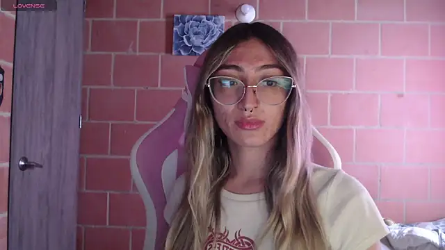 Snapshot of Andrea_camilaaa chatting on October 2025 02:20:01 PM Andrea camilaaa online show from October 2025 02:20:01 PM