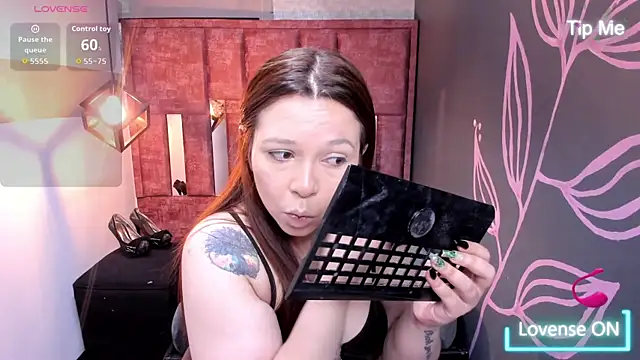 Isa Thompson   online show from October 2025 12:03:01 PM