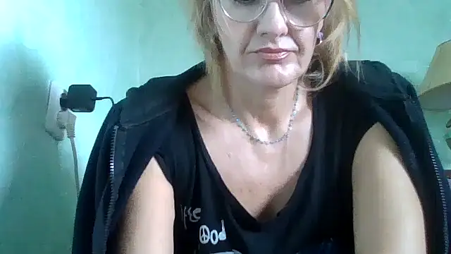 TianaQLove online show from October 2025 09:10:01 AM