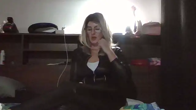 TianaQLove online show from November 2025 01:14:02 PM