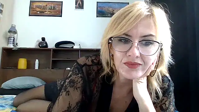 TianaQLove online show from November 2025 01:04:01 PM