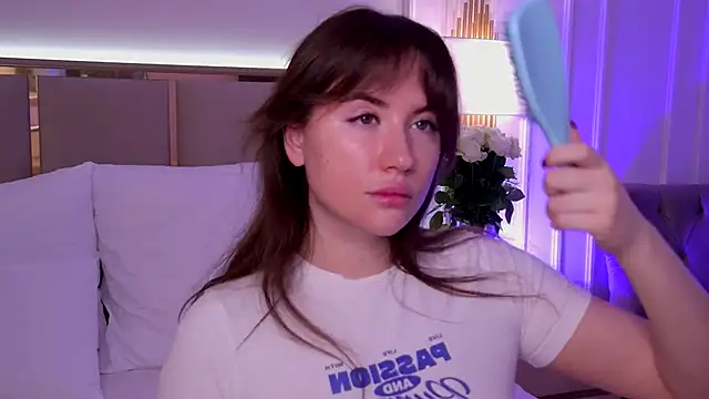 Snapshot of MeganStrain chatting on September 2025 03:19:01 AM MeganStrain online show from September 2025 03:19:01 AM