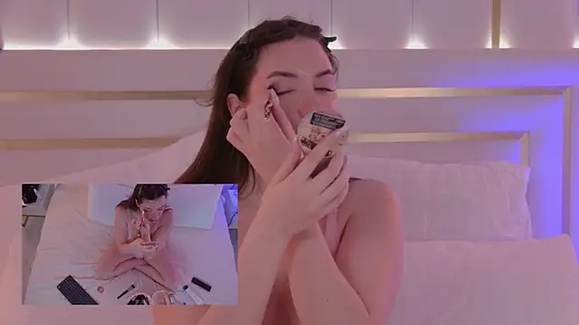 Snapshot of MeganStrain chatting on September 2025 03:44:01 AM MeganStrain online show from September 2025 03:44:01 AM