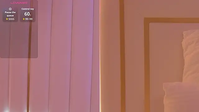 Snapshot of MeganStrain chatting on October 2025 03:06:02 AM MeganStrain online show from October 2025 03:06:02 AM