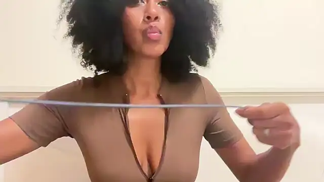 Vaylisse online show from November 2025 06:10:01 PM